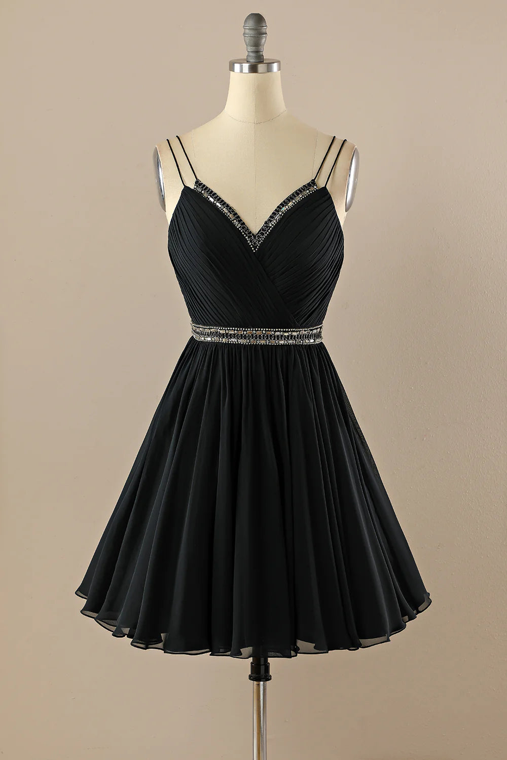 Vestido negro corto con cuello en V 