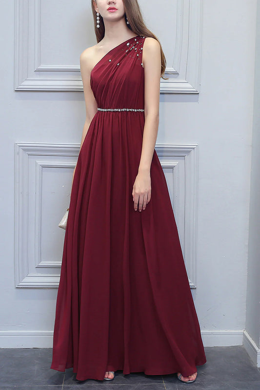 Vestido de dama de honor largo de gasa con un hombro y cuentas 