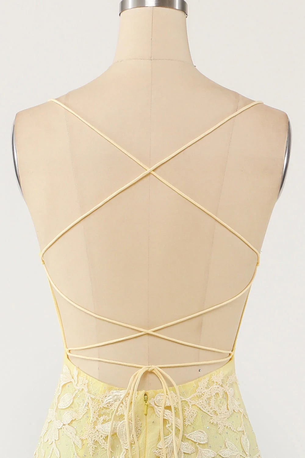 Vestido de fiesta largo coral sin espalda y con apliques 