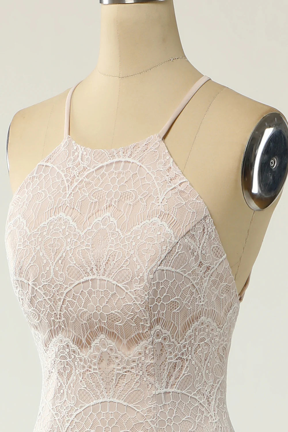 Vestido de novia de encaje blanco con escote halter y cola larga 