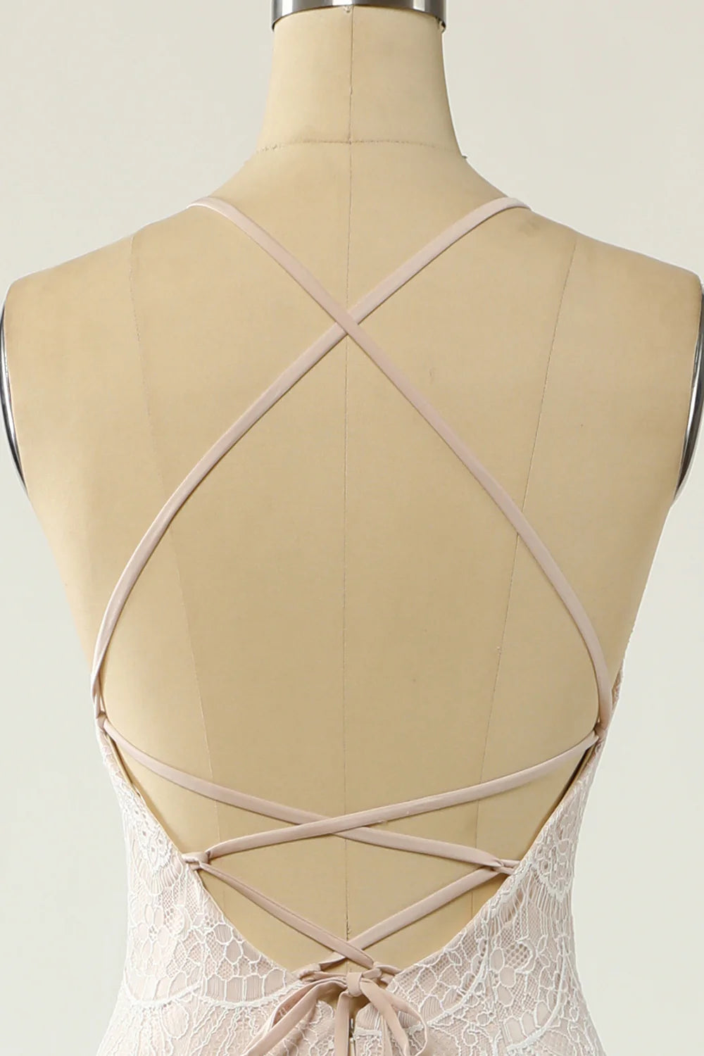 Vestido de novia de encaje blanco con escote halter y cola larga 