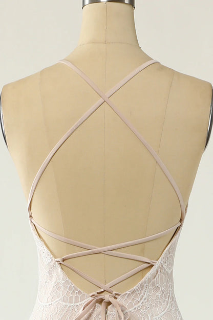 Vestido de novia de encaje blanco con escote halter y cola larga 