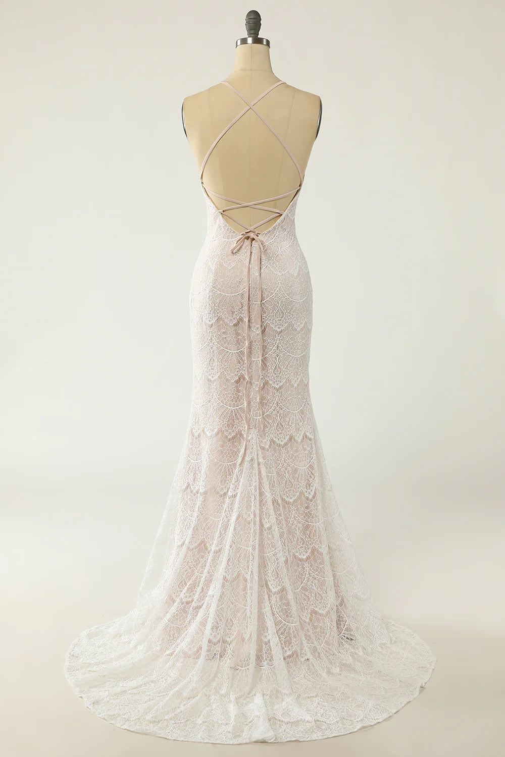 Vestido de novia de encaje blanco con escote halter y cola larga 