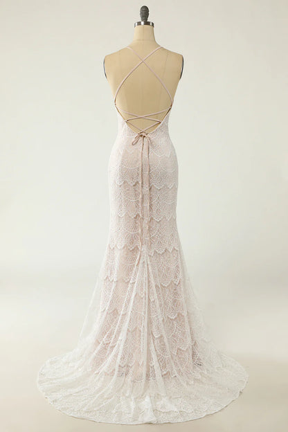 Vestido de novia de encaje blanco con escote halter y cola larga 