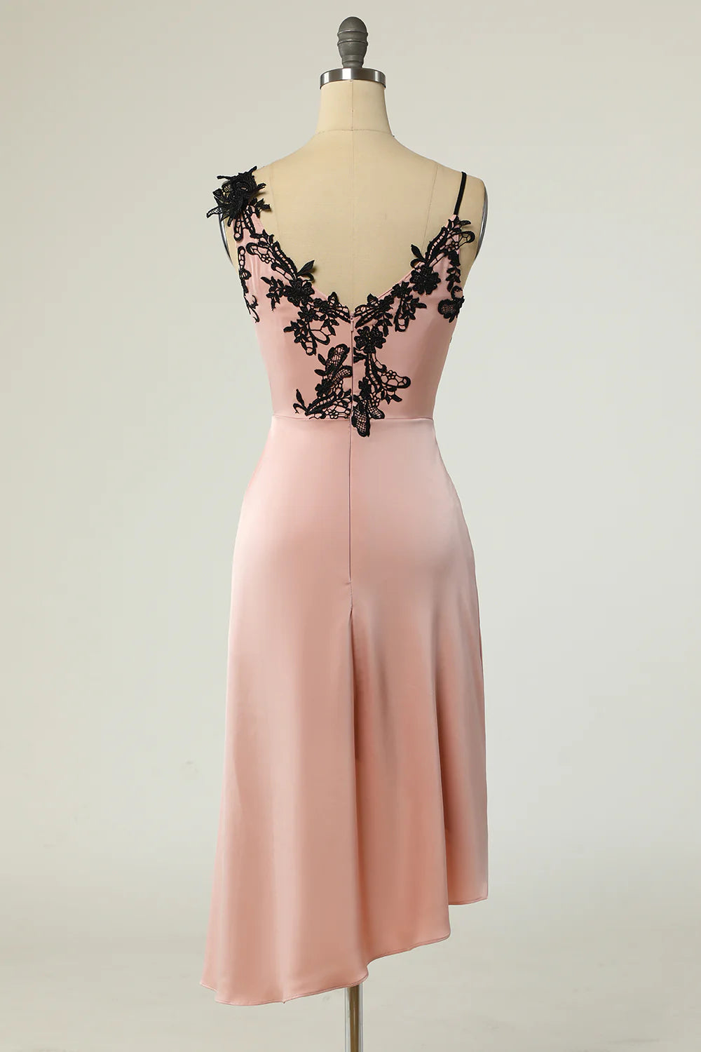 Vestido de fiesta negro nude con escote en V y largo hasta la rodilla