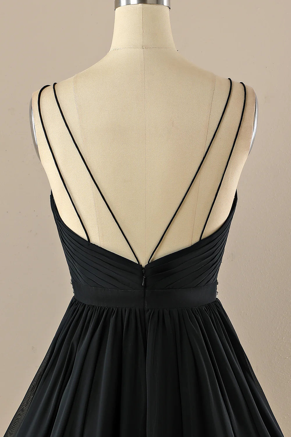 Vestido negro corto con cuello en V 