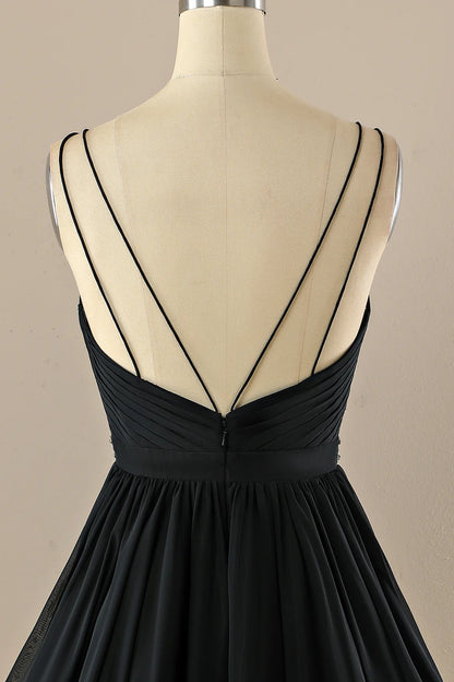 Vestido negro corto con cuello en V 