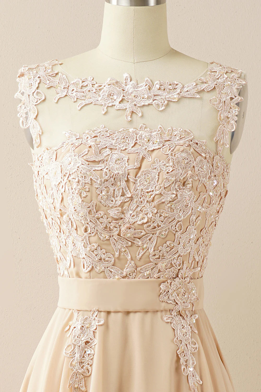 Vestido de fiesta de gasa con cuentas y escote barco 