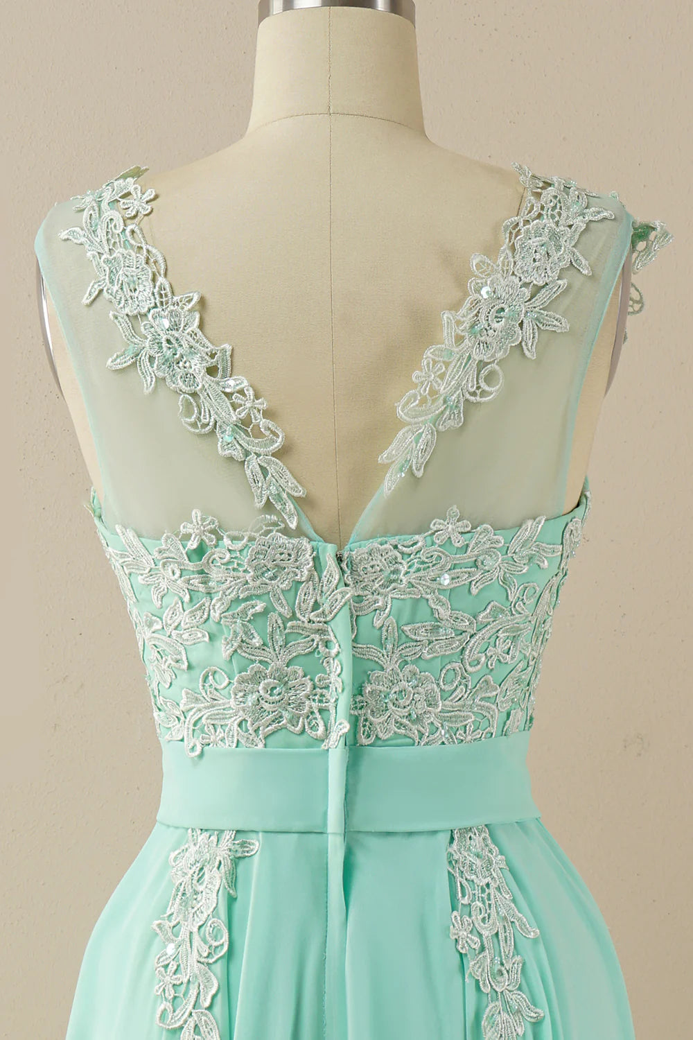 Vestido de fiesta de gasa con cuentas y escote barco 