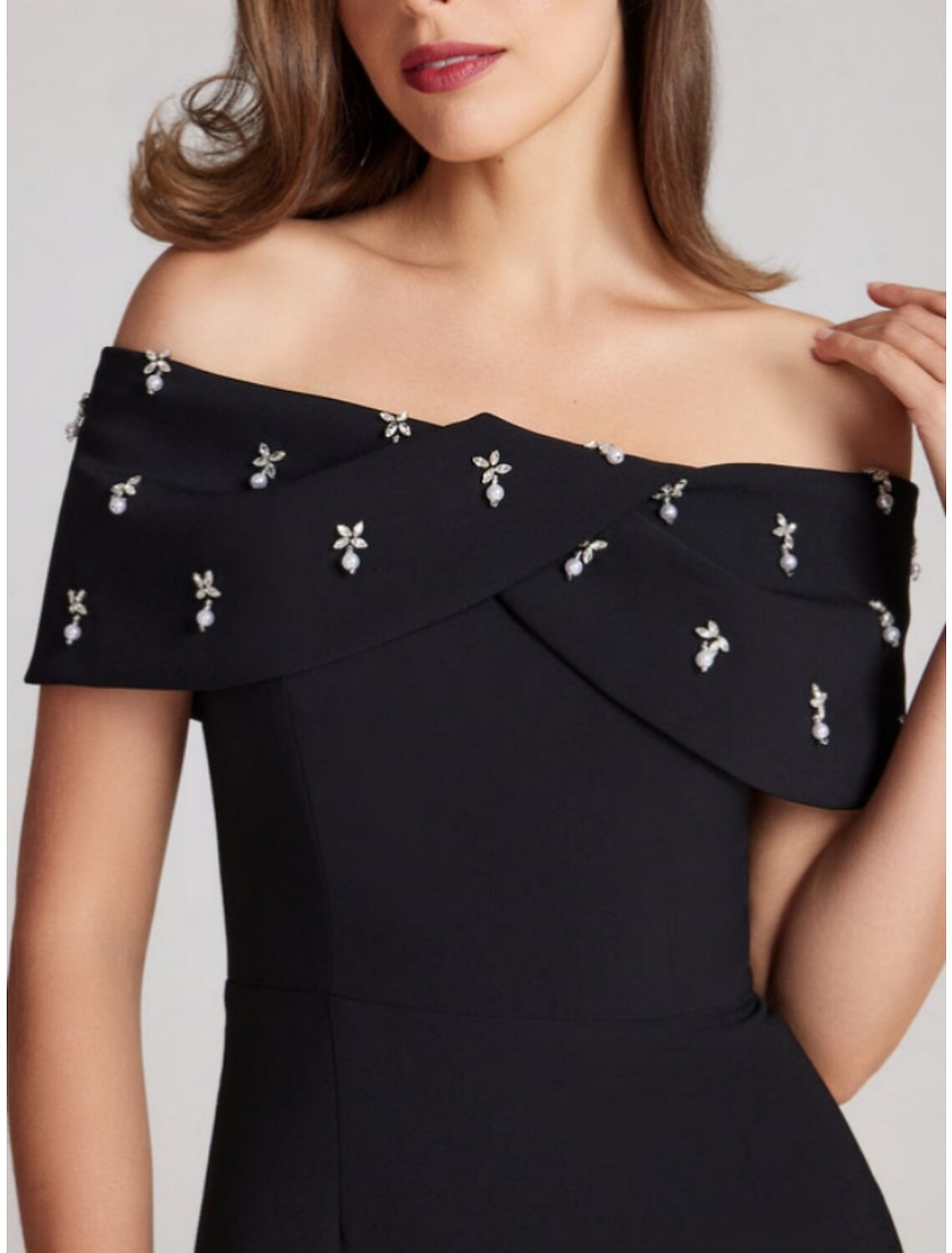 Vestido elegante de fiesta para invitadas de boda, con corte en forma de tubo o columna, largo hasta la rodilla, color negro, manga corta, hombros descubiertos, tejido elástico con cristales.