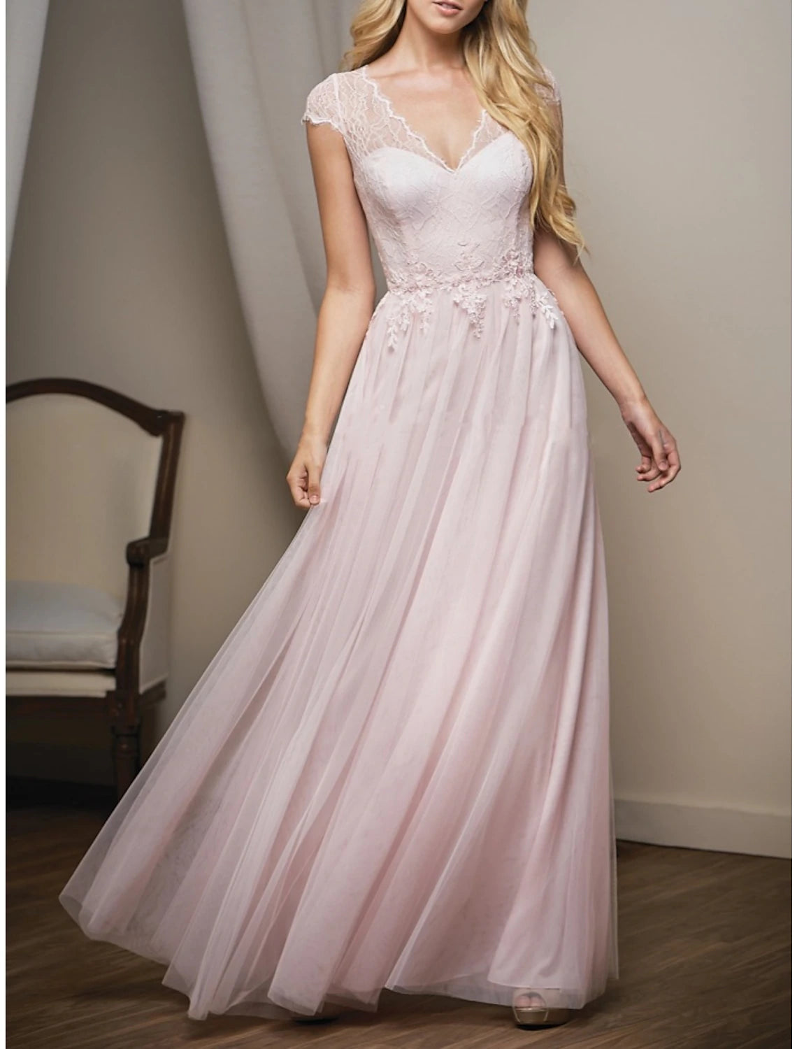 Vestido de dama de honor de corte A, escote en V, manga corta, elegante, largo hasta el suelo, de tul con encaje y fruncido.