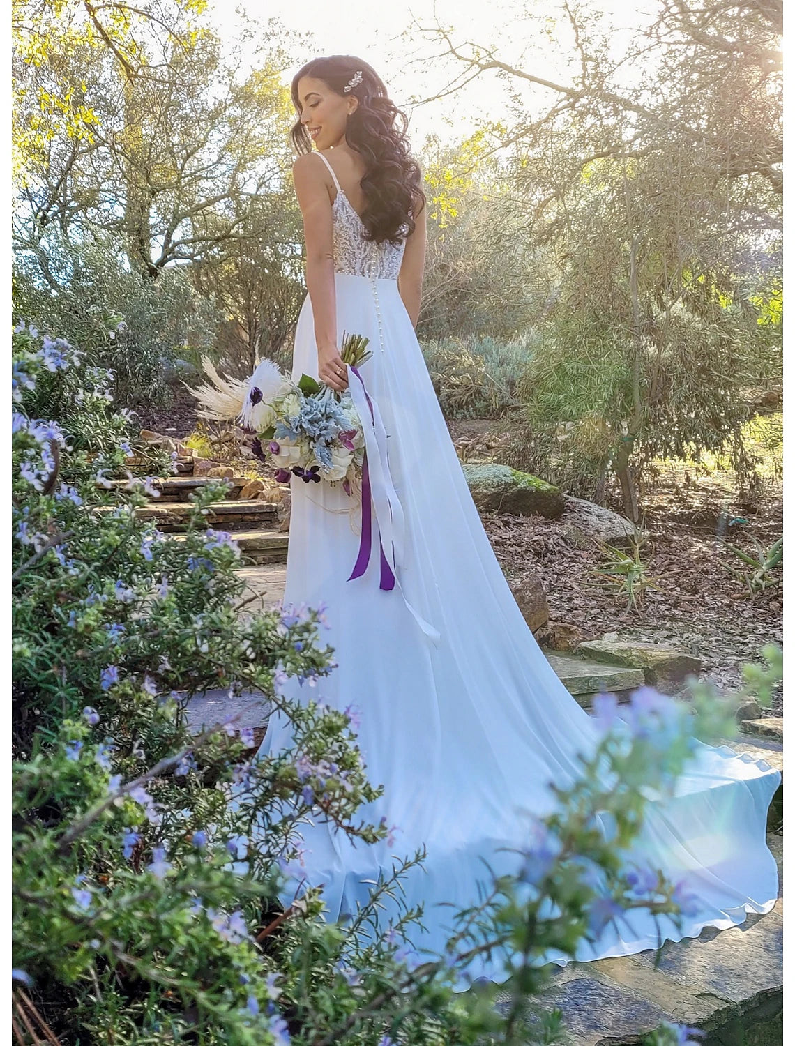 Vestidos de novia bohemios con espalda descubierta, corte A, camisola, escote en V, tirantes finos, cola capilla, gasa, apliques, color liso