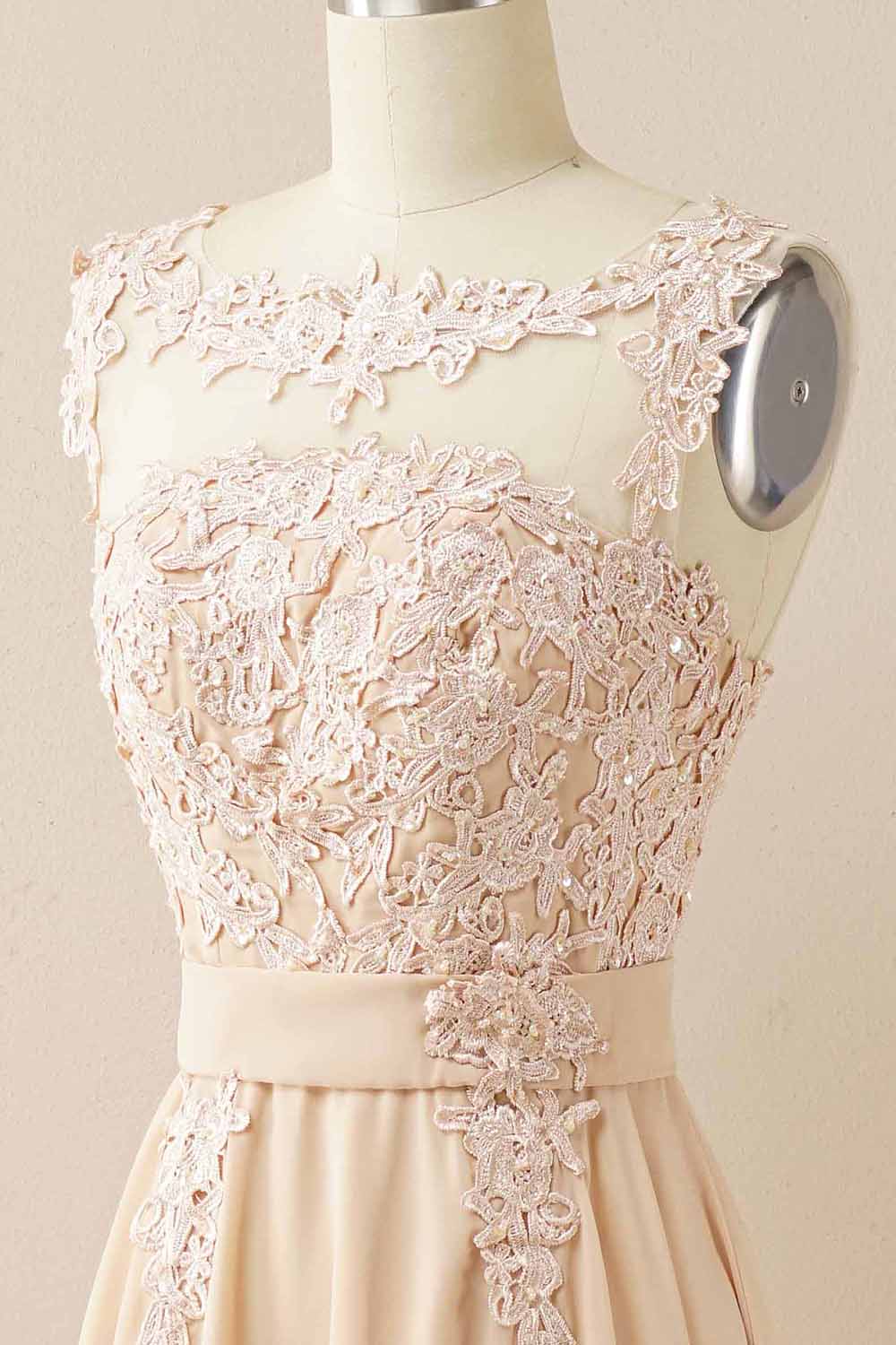 Vestido de fiesta de gasa con cuentas y escote barco 