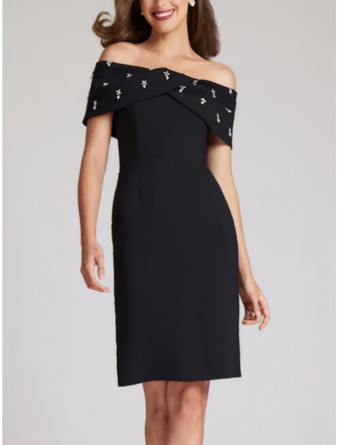 Vestido elegante de fiesta para invitadas de boda, con corte en forma de tubo o columna, largo hasta la rodilla, color negro, manga corta, hombros descubiertos, tejido elástico con cristales.