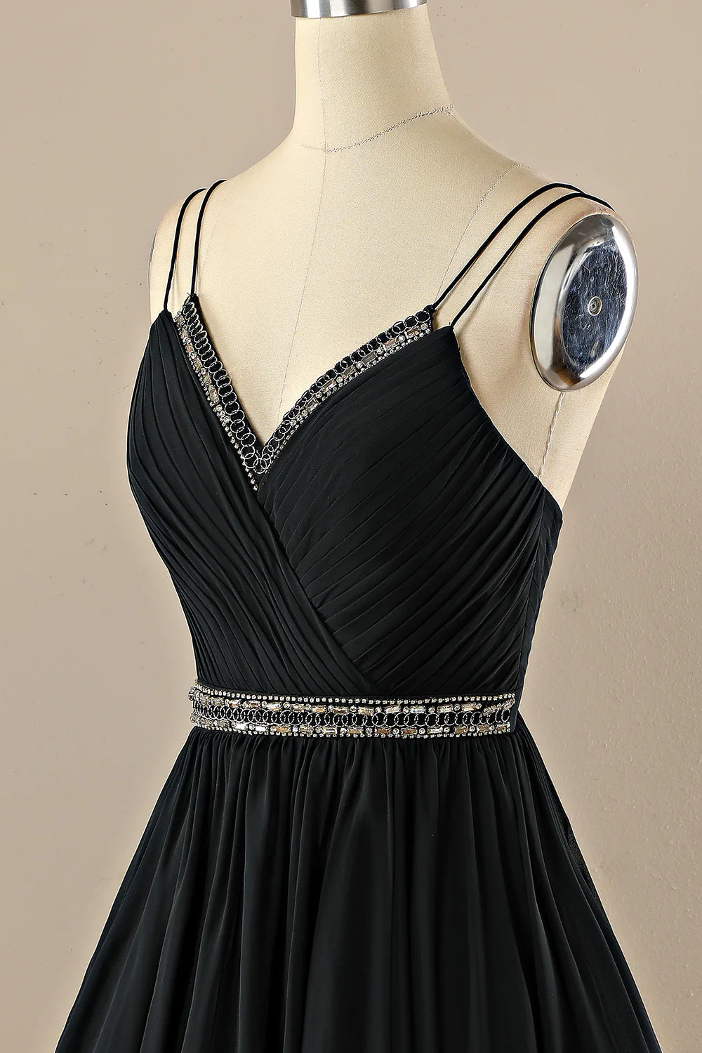 Vestido negro corto con cuello en V 
