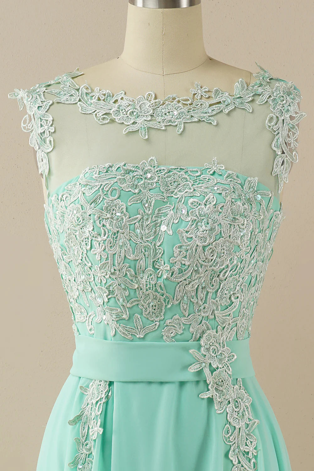 Vestido de fiesta de gasa con cuentas y escote barco 