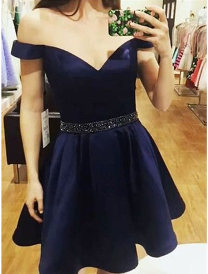 Vestido de fiesta de princesa, corte A, corto/mini, sin mangas, hombros descubiertos, satén, con pliegues y cuentas.