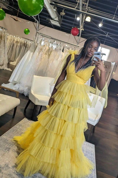 Vestido de fiesta con escote en V, abertura hasta el suelo y volantes 