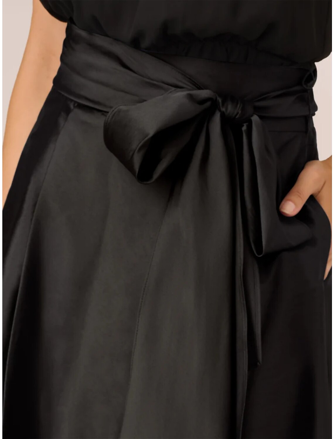 Vestido de fiesta para invitada de boda de corte A, vestido formal negro, talla grande, asimétrico, sin mangas, cuello joya, satén con lazo(s), pliegues y cristales.