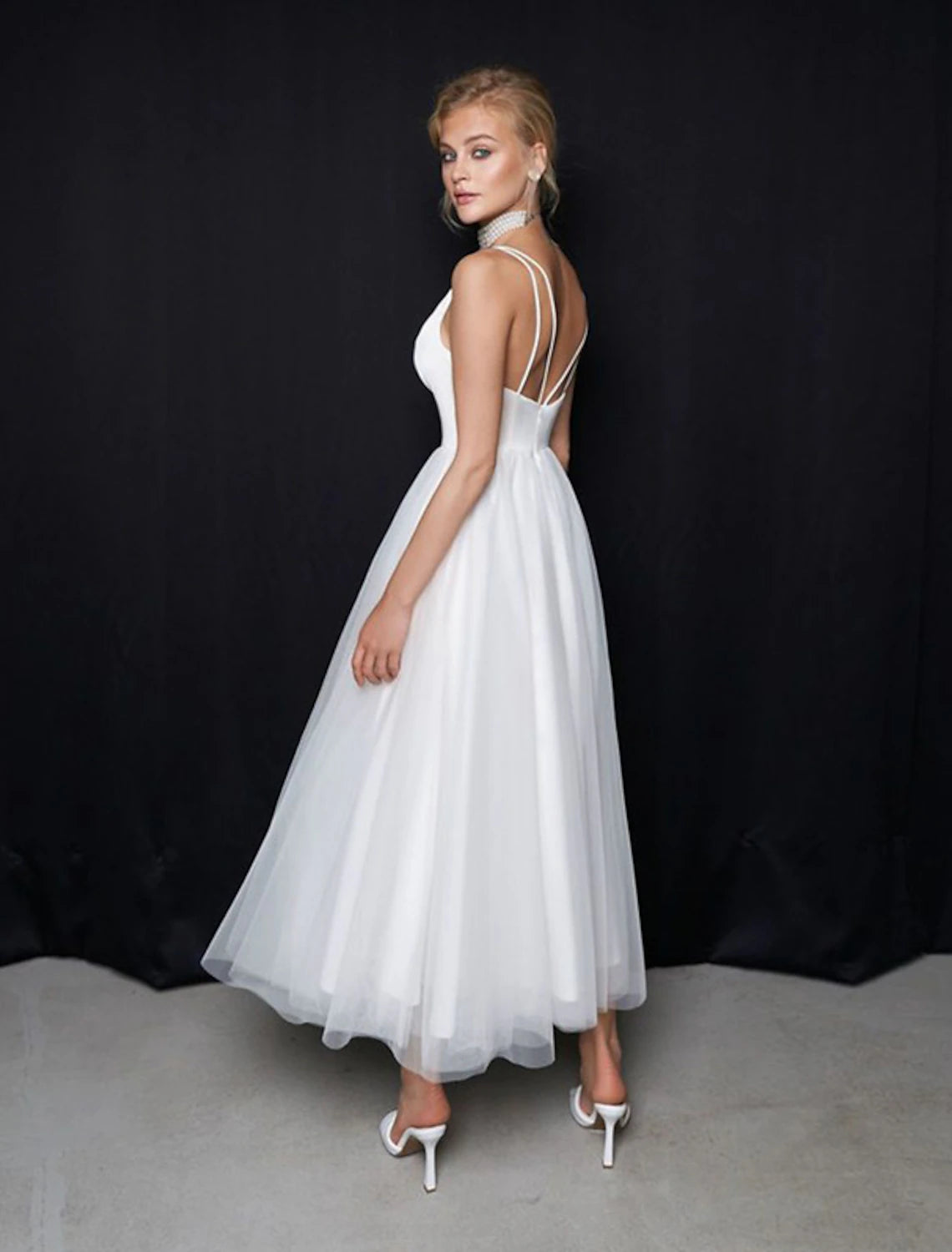 Vestidos de novia blancos cortos de recepción, vestidos de novia casuales, camisola de corte A, cuello en V, tirantes finos, largo hasta los tobillos, vestidos de novia de tul con color sólido