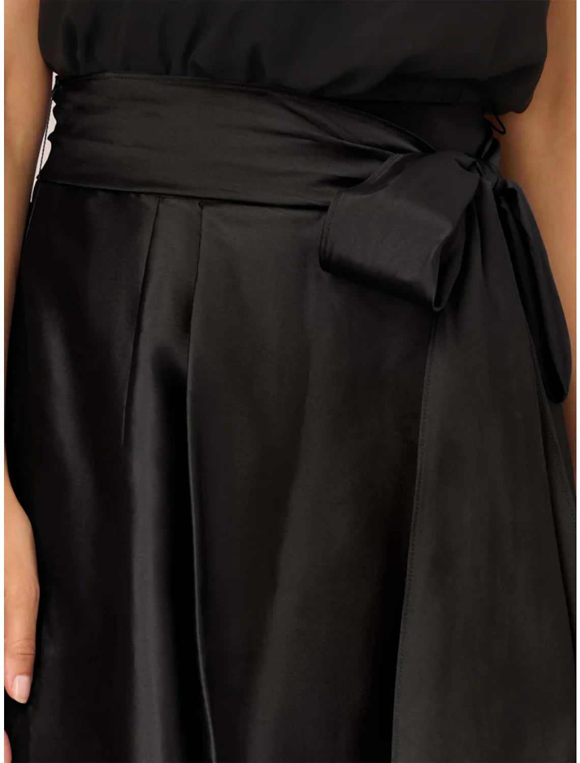 Vestido de fiesta para invitada de boda de corte A, vestido formal negro, talla grande, asimétrico, sin mangas, cuello joya, satén con lazo(s), pliegues y cristales.