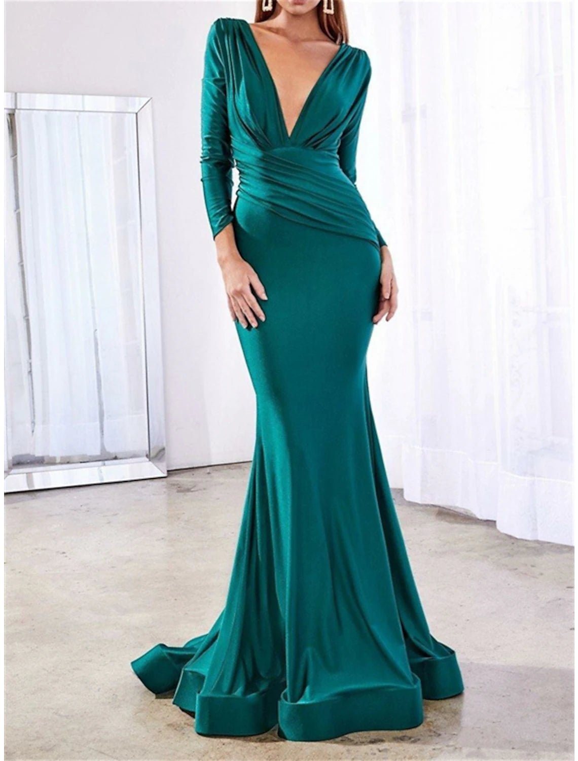 Vestido de dama de honor estilo sirena/trompeta, escote en V, manga larga, elegante, cola de corte, de gasa con fruncido/color liso