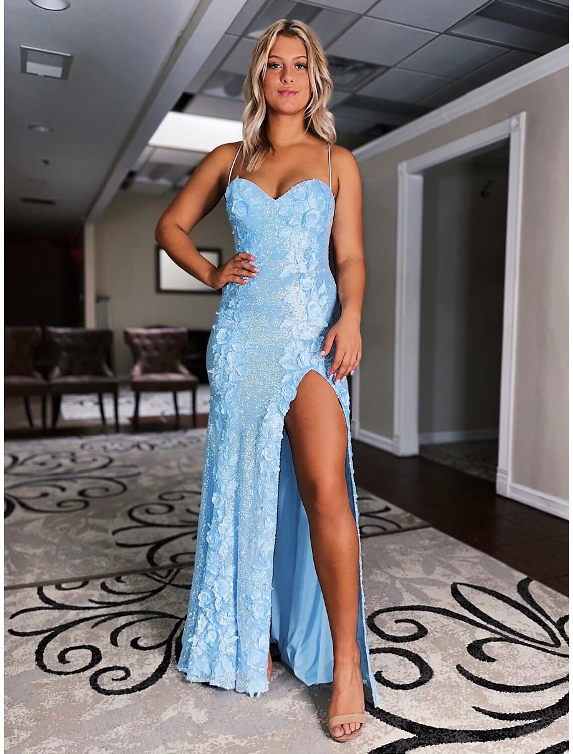 Vestido de noche de sirena/trompeta, sexy, formal, con cola larga/cepillo, sin mangas, tirantes finos, lentejuelas, espalda descubierta y apliques de lentejuelas.