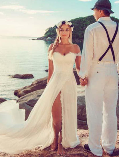 Vestidos de novia bohemios sexys de playa, corte A, hombros descubiertos, mangas cortas, cola de corte, de gasa, con abertura frontal, color liso