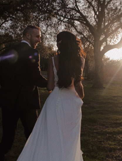 Vestidos de novia bohemios con espalda descubierta, corte A, camisola, escote en V, tirantes finos, cola capilla, gasa, apliques, color liso