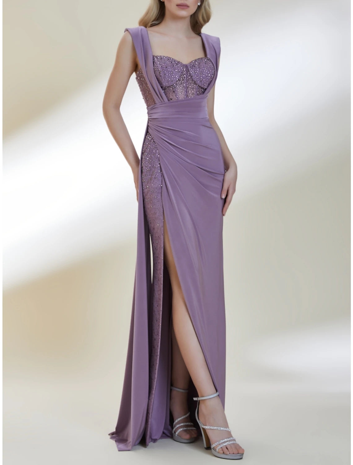 Vestido de fiesta elegante con corte en forma de tubo o columna, formal, con cola larga, sin mangas, escote corazón, gasa elástica con pliegues y lentejuelas fruncidas.