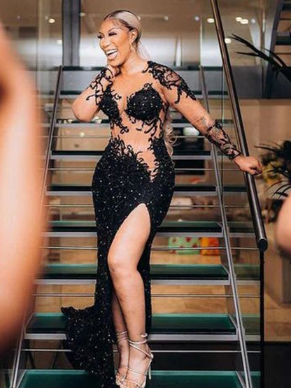 Vestidos de terciopelo con lentejuelas, encaje, escote redondo, mangas largas y cola capilla.