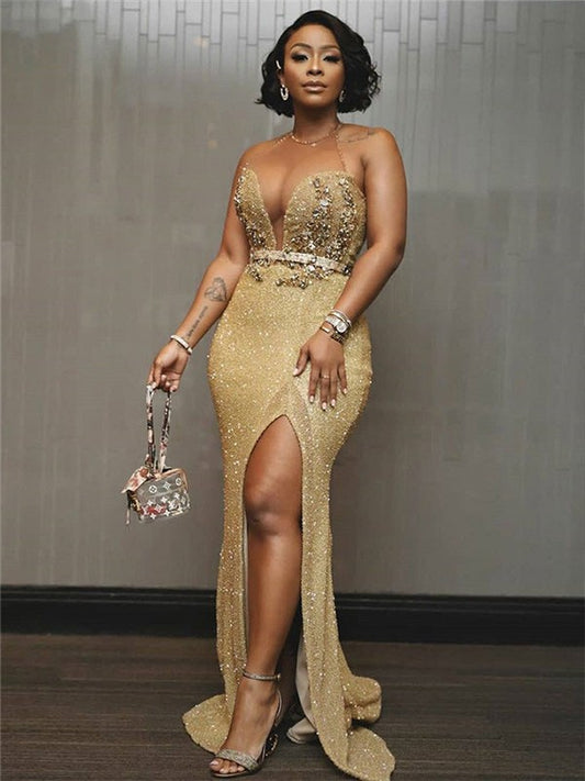 Vestidos de corte tubo/columna con abalorios, halter, sin mangas y con cola larga