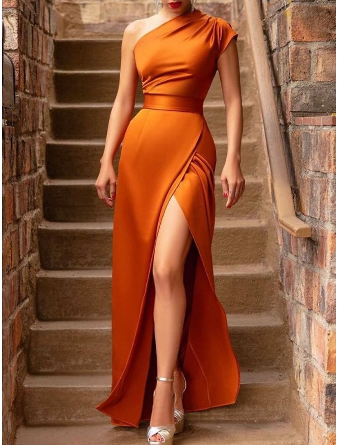 Vestido de dama de honor con corte tubo/columna, un hombro, sin mangas, elegante, largo hasta el suelo, de satén con abertura frontal