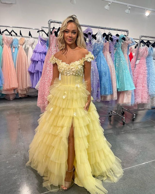 Vestidos de fiesta largos con hombros descubiertos, apliques de tul y capas con abertura 