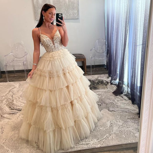 Vestido de fiesta de tul con tirantes finos y apliques en capas 