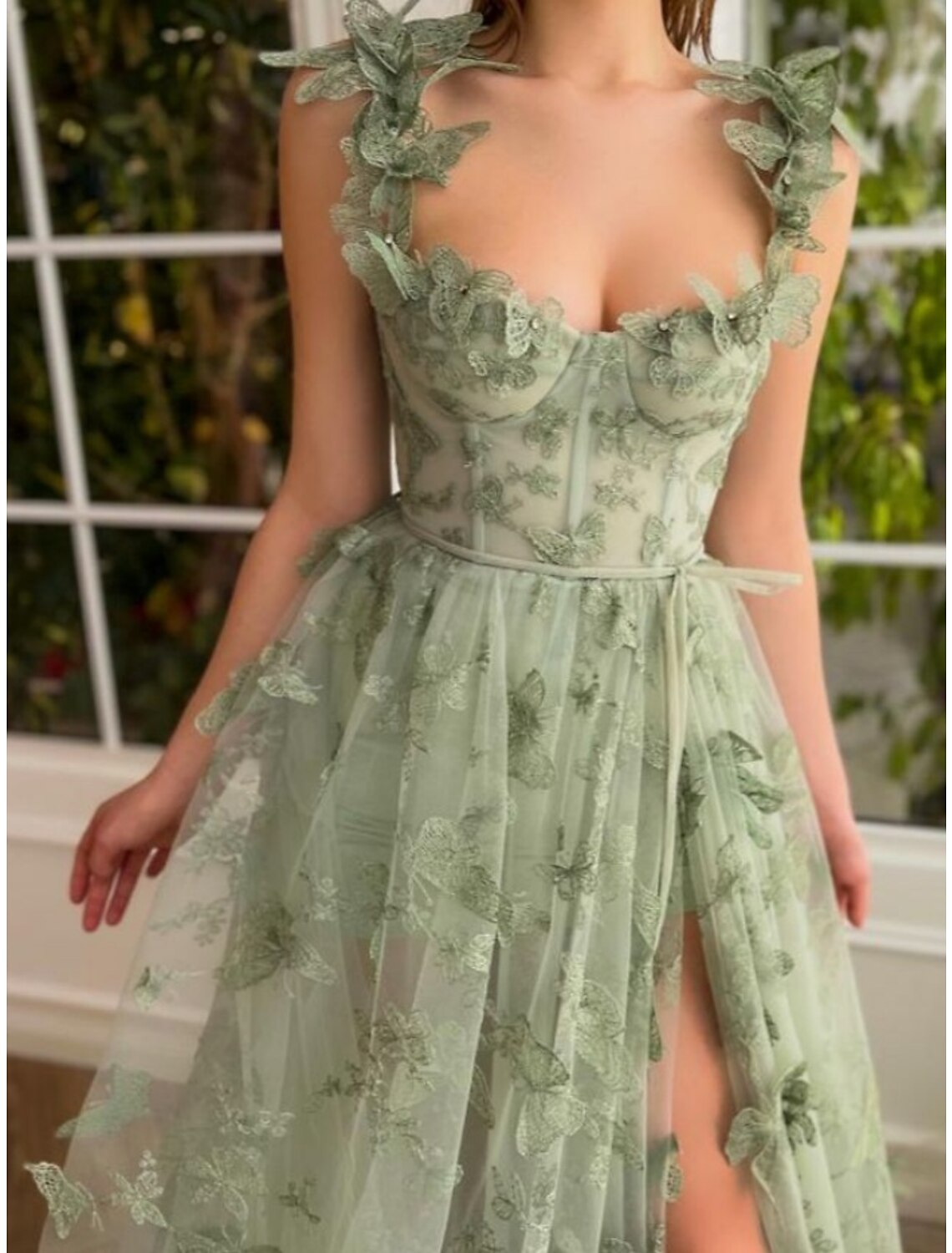 Vestido de fiesta elegante de corte A, formal, con cola larga y sin mangas, escote cuadrado, tul con pliegues, aberturas, apliques y mariposas 3D.