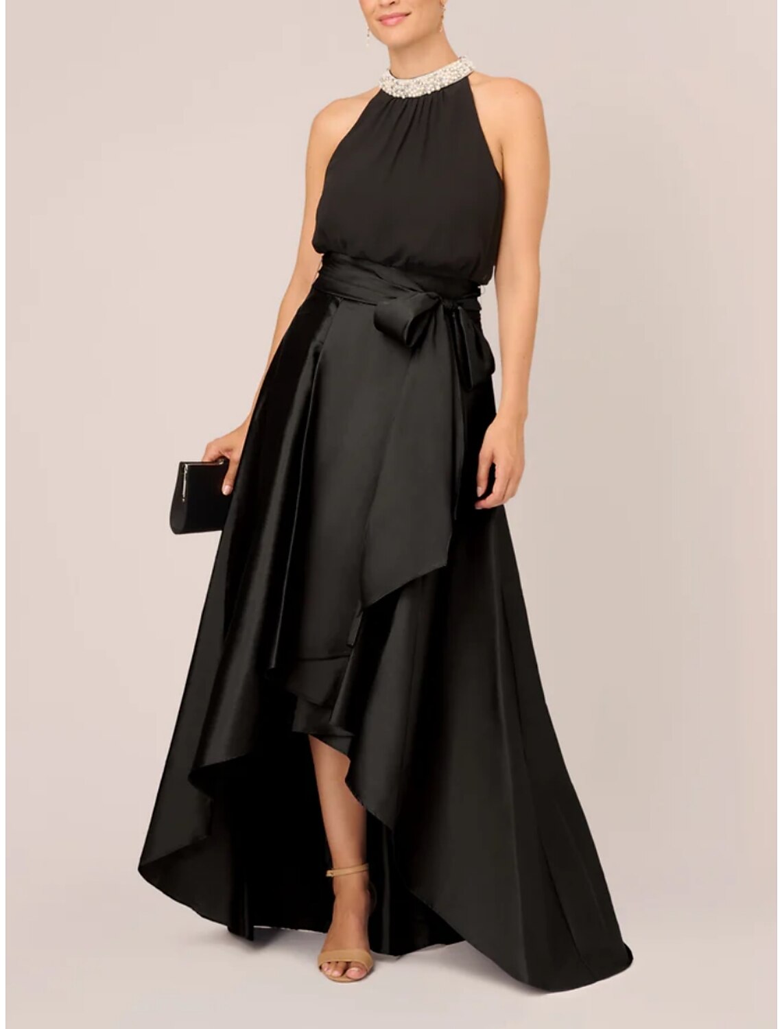 Vestido de fiesta para invitada de boda de corte A, vestido formal negro, talla grande, asimétrico, sin mangas, cuello joya, satén con lazo(s), pliegues y cristales.