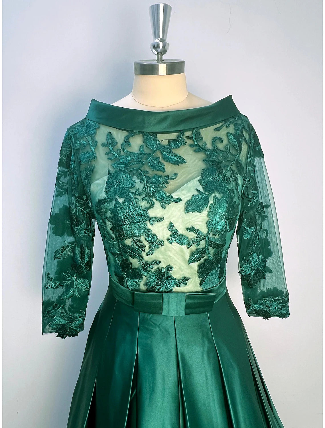 Vestido de cóctel de corte A, rojo y verde navideño, formal, estilo Kentucky Derby, largo hasta la rodilla, manga 3/4, cuello joya, para invitada de boda de otoño, satén con pliegues y apliques.