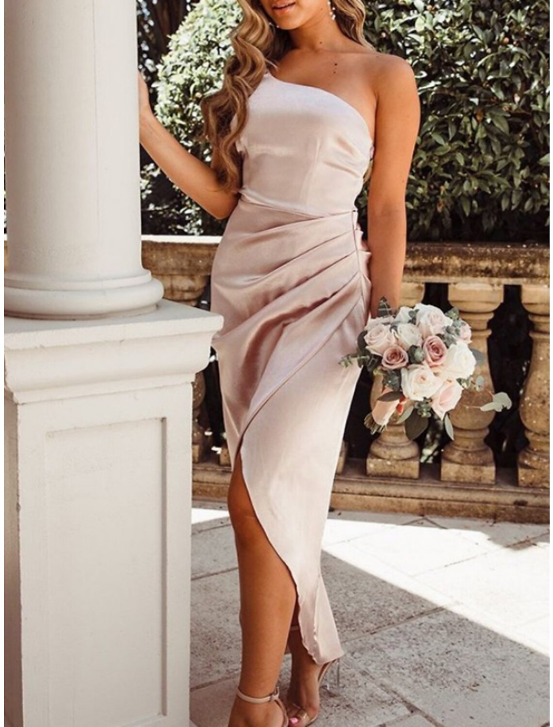 Vestido de dama de honor con corte tubo/columna, un hombro, sin mangas, elegante, largo hasta el tobillo, charmeuse con abertura frontal/fruncido