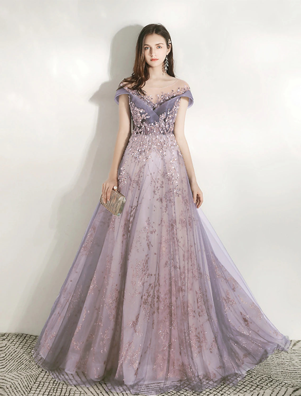 Vestido de dama de honor de corte A, escote joya, manga corta, hermosa espalda, largo hasta el suelo, tul con cristales/banda
