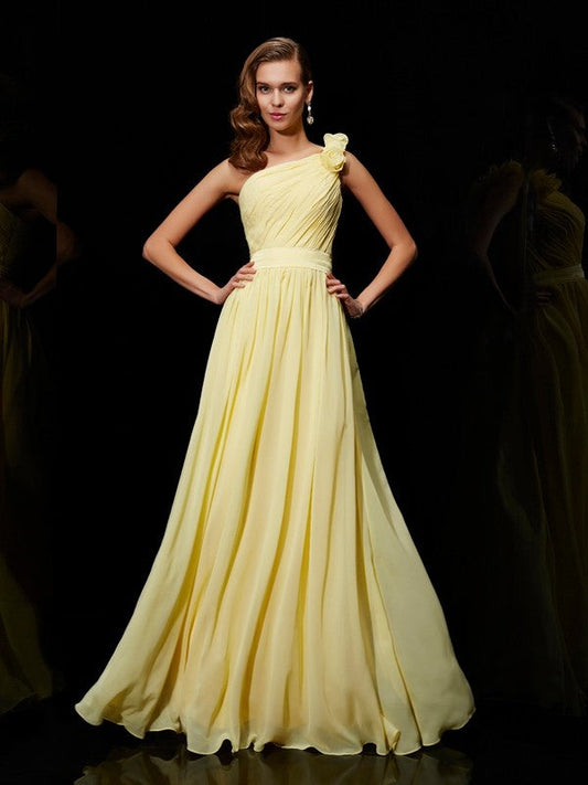 Vestidos de dama de honor largos de gasa con corte A/princesa, sin mangas, con un solo hombro y flores hechas a mano