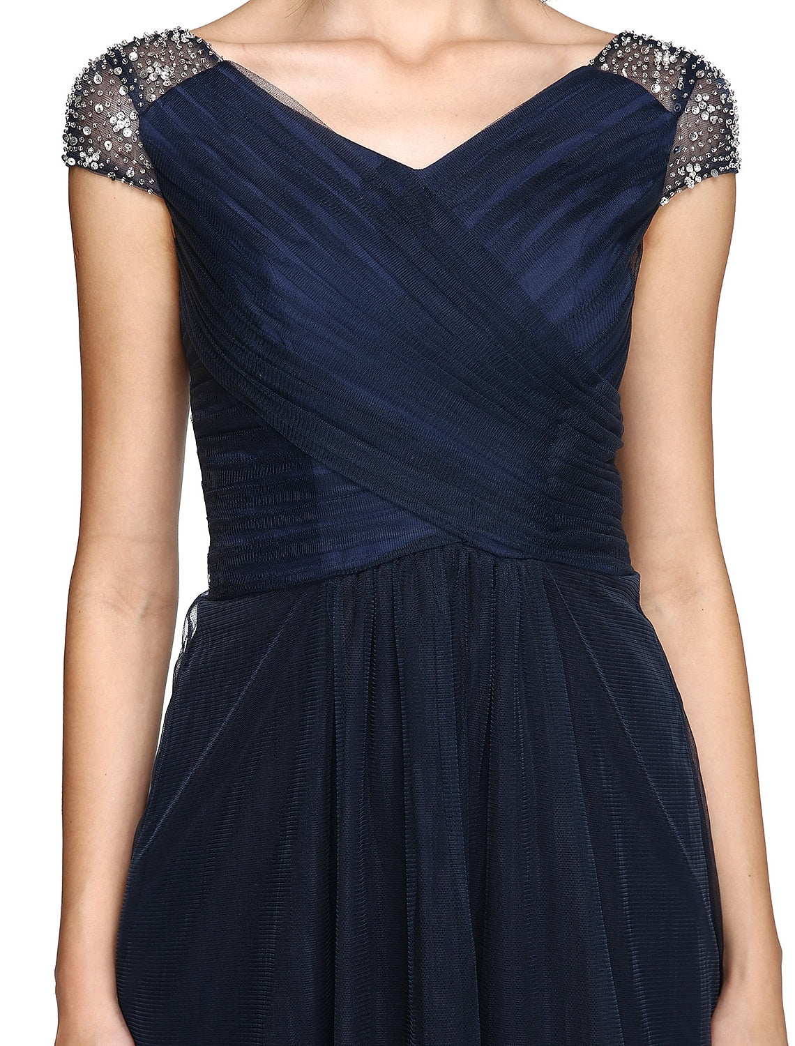 Vestido minimalista de corte tubo/columna para invitada de boda, asimétrico, manga corta, escote en V, tul, espalda en V con pliegues entrecruzados y abalorios.