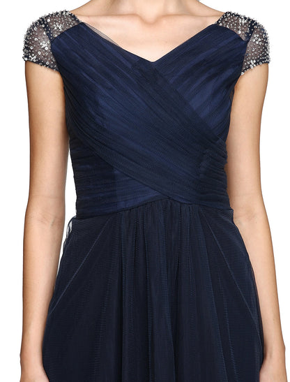 Vestido minimalista de corte tubo/columna para invitada de boda, asimétrico, manga corta, escote en V, tul, espalda en V con pliegues entrecruzados y abalorios.