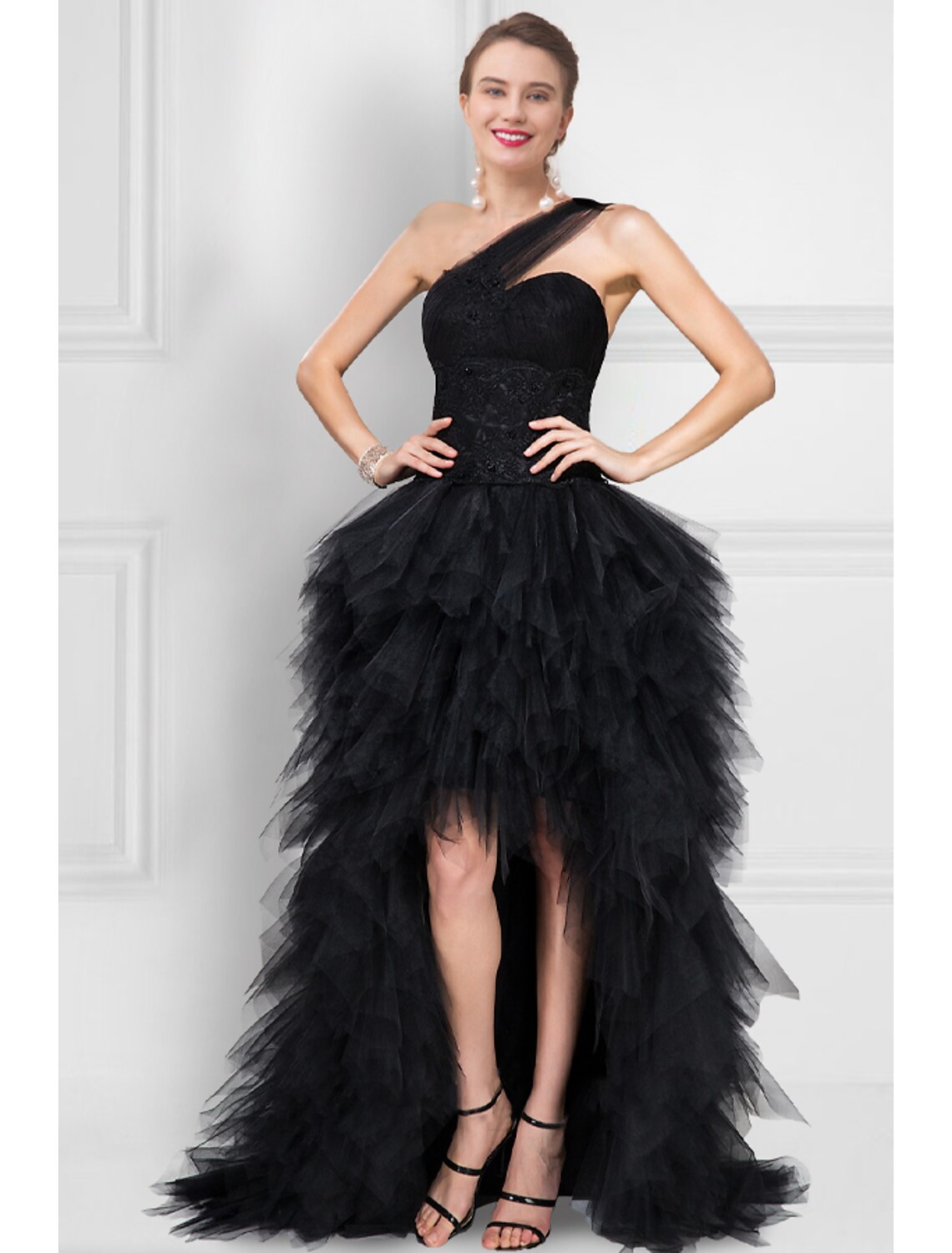 Vestido de fiesta negro de tul con escote en V, asimétrico, sin mangas, con un solo hombro y espalda descubierta en color puro.