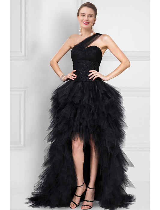 Vestido de fiesta negro de tul con escote en V, asimétrico, sin mangas, con un solo hombro y espalda descubierta en color puro.