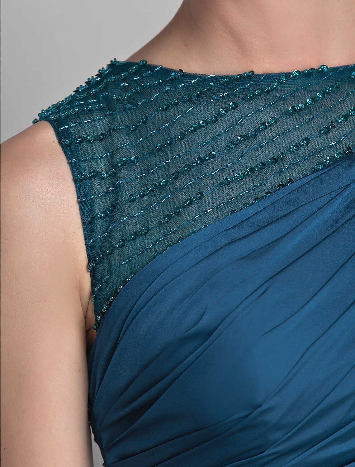 Vestido de madre de la novia de corte tubo/columna, de inspiración vintage, con escote joya, largo hasta el suelo, de satén en gasa, sin mangas y con cuentas