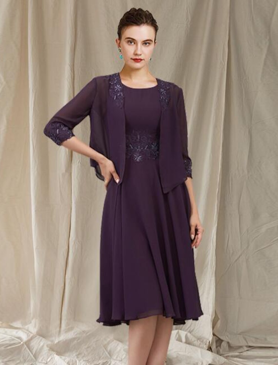 Vestido de dos piezas para madre de la novia, estilo columna/vestido estilo iglesia, elegante, con escote joya, largo hasta la rodilla, de gasa, con encaje, sin mangas y pliegues y apliques.