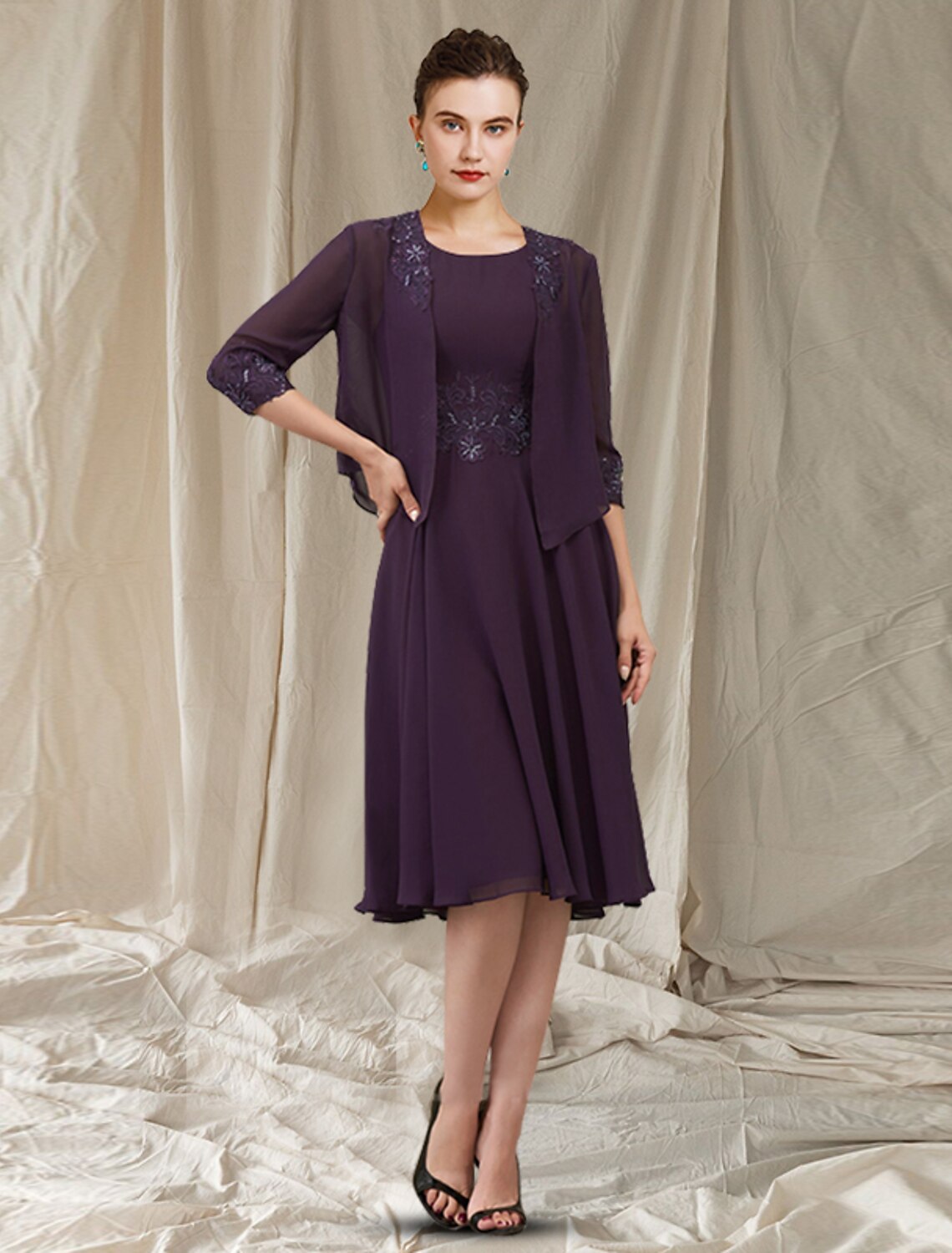 Vestido de dos piezas para madre de la novia, estilo columna/vestido estilo iglesia, elegante, con escote joya, largo hasta la rodilla, de gasa, con encaje, sin mangas y pliegues y apliques.