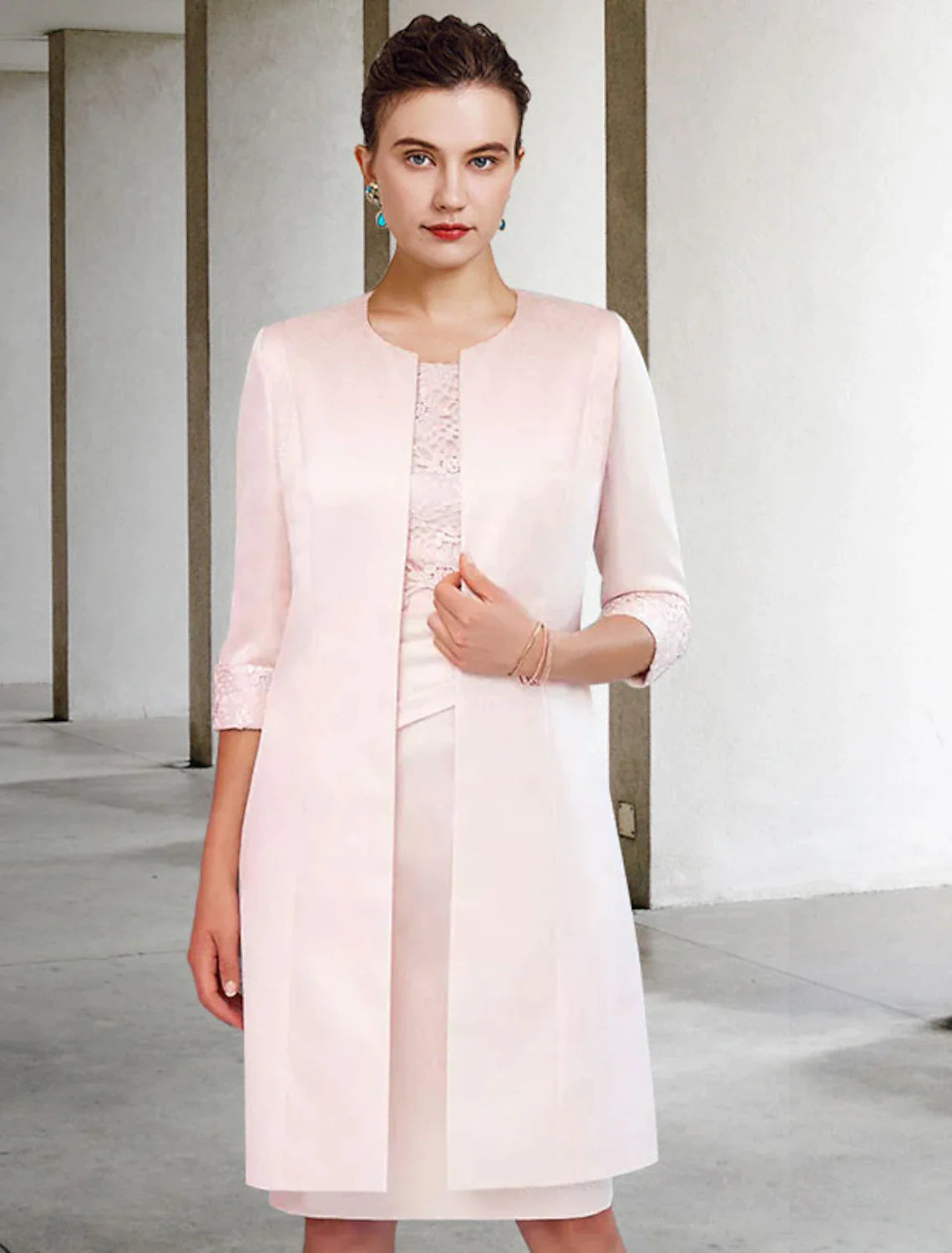 Vestido de madre de la novia de dos piezas, estilo tubo/columna, elegante, estilo iglesia, cuello joya, largo hasta la rodilla, satén, encaje, media manga, chaqueta, vestidos con drapeado lateral.