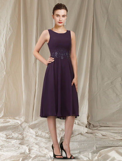 Vestido de dos piezas para madre de la novia, estilo columna/vestido estilo iglesia, elegante, con escote joya, largo hasta la rodilla, de gasa, con encaje, sin mangas y pliegues y apliques.